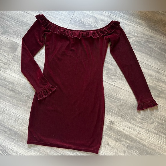 REVOLVE ABOUT US Danielle Red Velvet Off Shoulder Ribbed Bodycon Mini Dress M - Picture 6 of 14